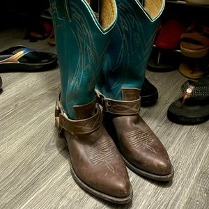 Women’s Frye Harness Boots 8B. Beautiful chocolate brown and deep turquoise